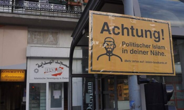 İslam’a saldırı hız kesmiyor! Avusturya’da Müslümanlara karşı ırkçı tabelalar..