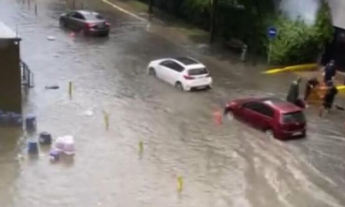 İstanbul sağanak yağışa teslim! Yollar su altında kaldı!.