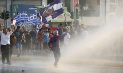 Yunanistan’da aşı karşıtları polisle çatıştı!.