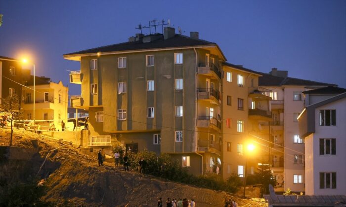 Ankara’da bir binanın temeli kaydı, 5 bina boşaltıldı!.