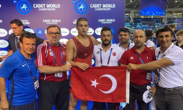 Milli Güreşçi Rıfat Eren Gıdak, yıldızlarda dünya şampiyonu oldu!.