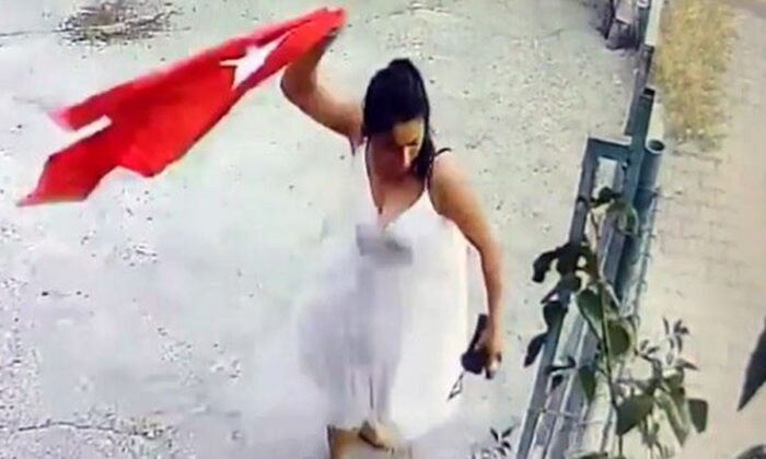 Adana’da Türk Bayrağımıza saldıran soysuz kahpe kameralarda!. Tıkla İzle…