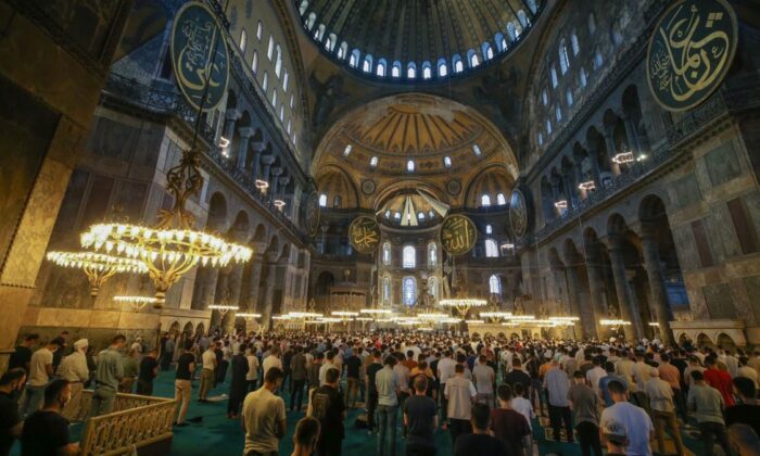 Ayasofya-i Kebir Cami-i Şerifi’nde ikinci kez Kurban Bayramı Namazı kılındı!.