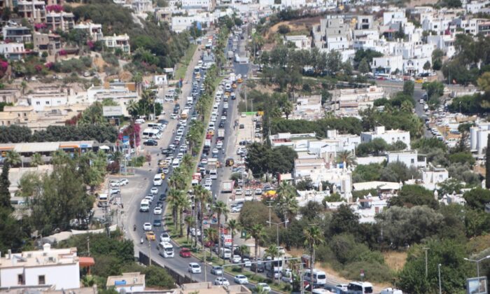 Bunlarda halkçı burjuvalar! Millet aç edebiyatı yapıp, akın akın Bodrum’a gidiyorlar!.