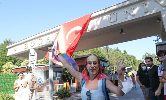 Bunların derdi başka! Şimdi de Boğaziçi Üniversitesi’ne atanan yeni rektör protesto edildi!.