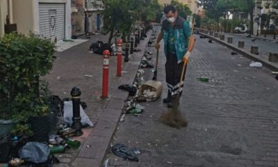 Cihangir’de müzik kısıtlamasından rahatsız olan alkollü kalabalık taşkınlık çıkarıp, sokakları çöplüğe çevirdi!.