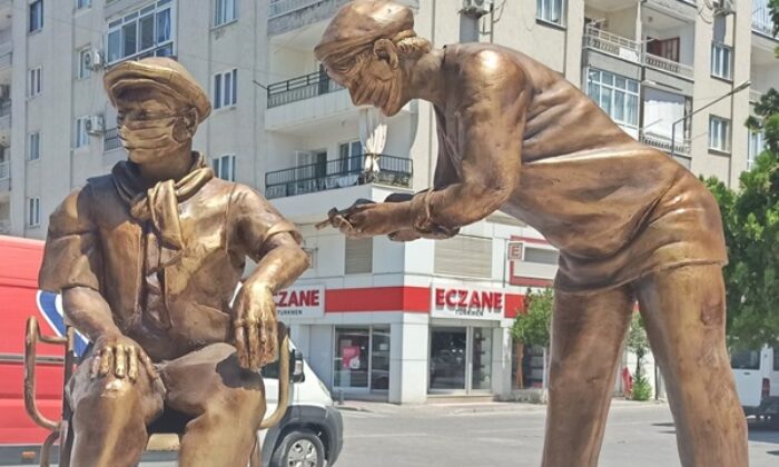 CHP, pandemiyle bile heykelle mücadele ediyor! Saruhanlı Belediyesi’nden Sağlıkçı Anıtı..