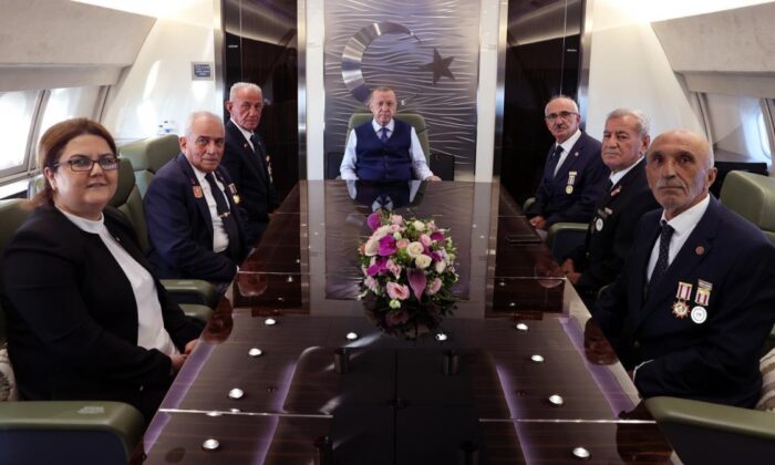 Cumhurbaşkanı Erdoğan, Kıbrıs gazileriyle uçakta bir araya geldi!.