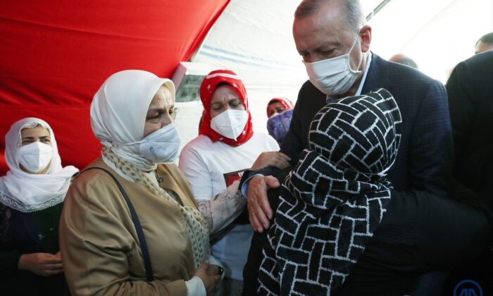 Cumhurbaşkanı Erdoğan, Diyarbakır anneleri ile bir araya geldi!.