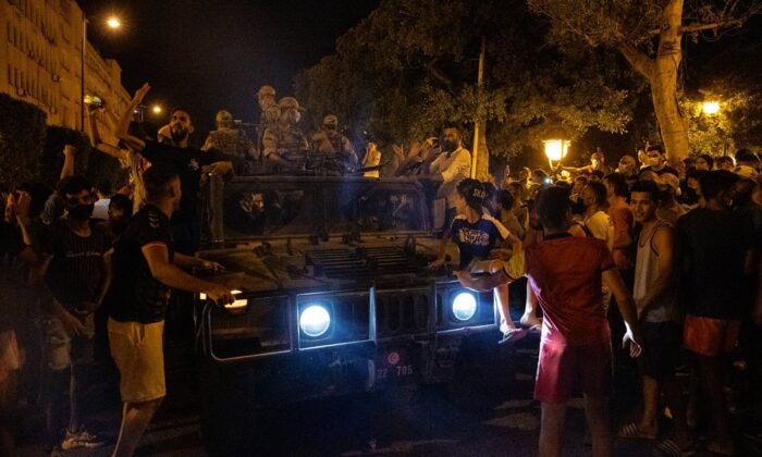 Tunus’ta birçok üst düzey yetkilinin görevine son verildi!.