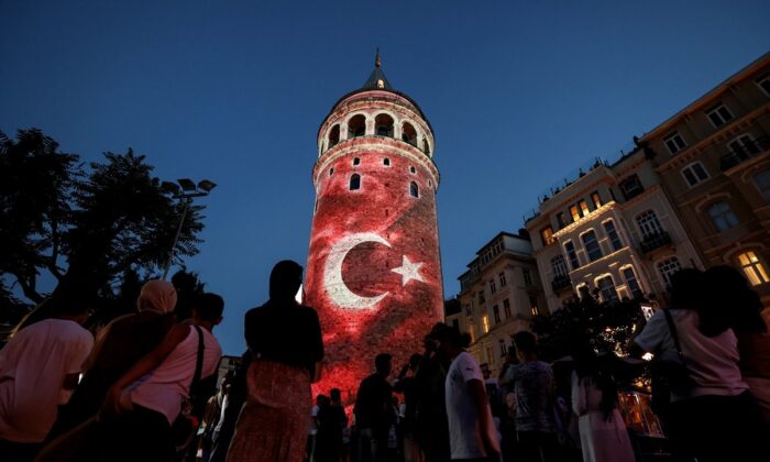 Galata Kulesi, Çamlıca Kulesi ve Ayasofya Meydanı’nda 15 Temmuz temalı gösteri..
