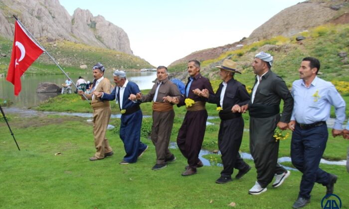 Terörden temizlenen Çarçel Yaylası’nda, Türk bayrakları ile halay çekildi!.
