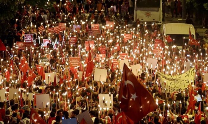 İletişim Başkanlığı’ndan videolu 15 Temmuz paylaşımı! “Türkiye geçilmez!.” (video haber)