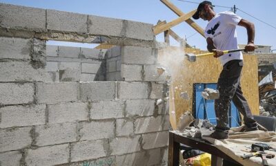 Filistin’de zulüm sürüyor! İşgalci teröristler Filistinli aileye evlerini kendi elleriyle yıktırdılar!.