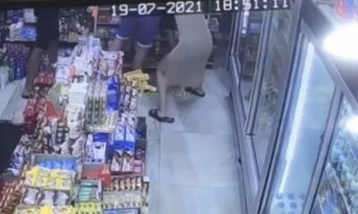 Taksim’de İsrailli sapık, markette taciz ettiği kadının kocasından fena dayak yedi!. (video haber)