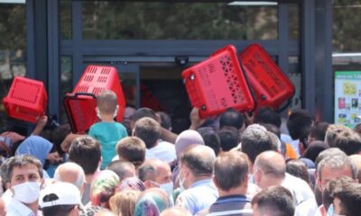 Kocaeli’de market indirimi izdihamı! 1 km kuyruk oluştu!.