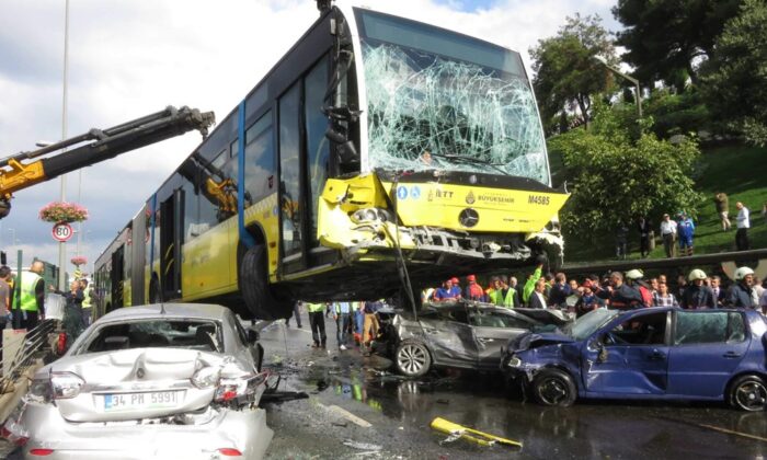 Şovmen Ekrem’in beceriksizliği ve araçların bakımsızlıktan çürüdüğü İstanbul’da ulaşım can pazarına dönüştü!.