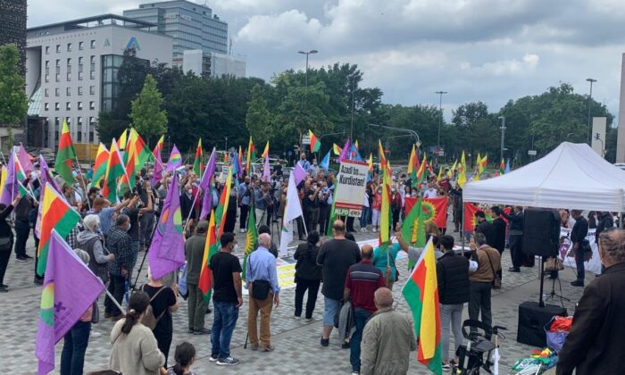 Almanya’da PKK destekçileri Alman polisini protesto etti!.