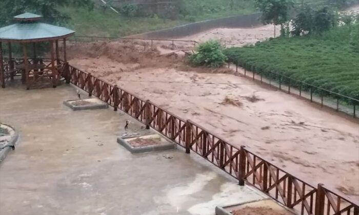 Rize ve Giresun’da sel felaketi! Evleri su bastı, yollar kapandı!.