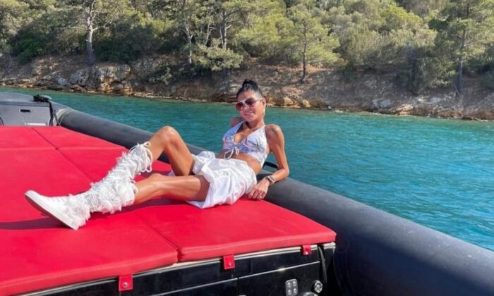 Pes artık! Süreyya Yalçın, yangın bölgesinde böyle poz verdi!.