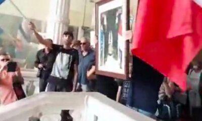 Fransa karıştı! Belediye binasını basıp, Macron’un portresini indirdiler!.