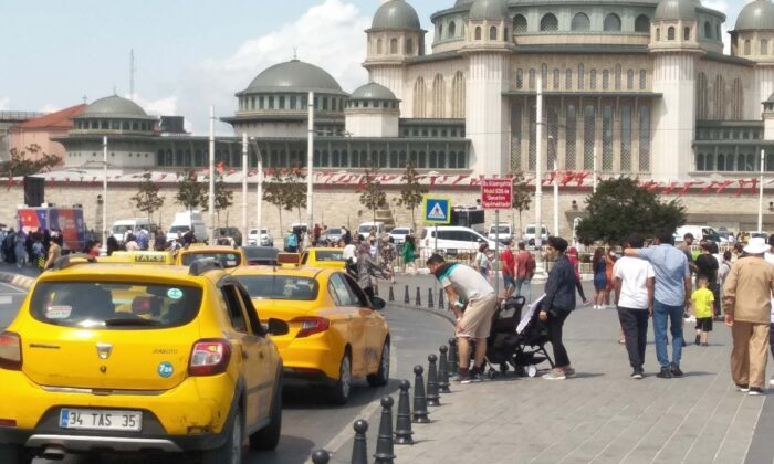 İstanbul’da taksiler kısa mesafe almıyor, turistlerden fazla ücret alınıyor!.