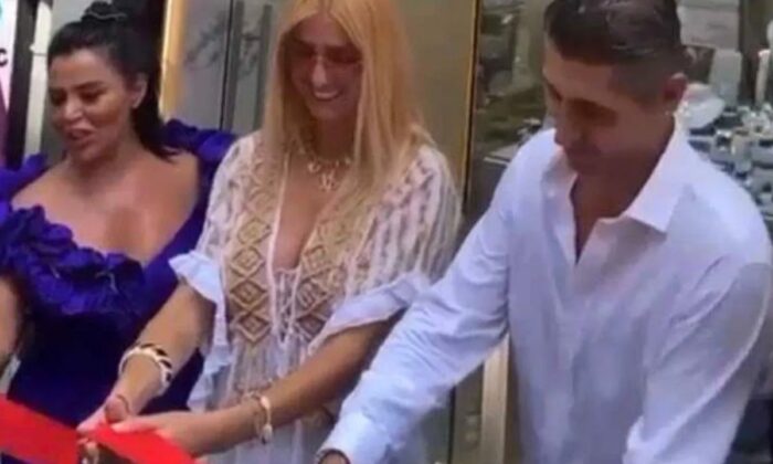 Felç geçirdim diyen Tuğba Özay, kuyumcu açılışında..