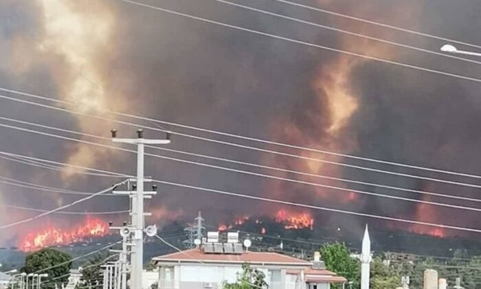 Manavgat’ta alevler şehir merkezine indi, evler boşaltılıyor!.