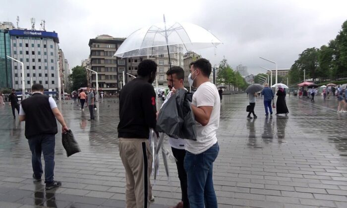 İstanbul’da zabıtadan seyyar satıcıya hakaret! “Sana insanlık yok!.”