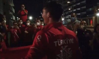 Mete Gazoz’a Olimpiyat Köyü’nde coşkulu karşılama..