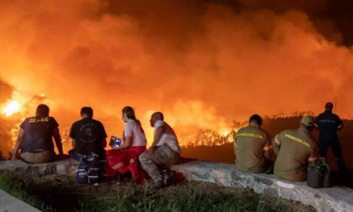 İçimizdeki Yunan tohumlarının palavraları yine ellerinde patladı!. Yorgoların yangın uçakları da helikopterleri de yok!.