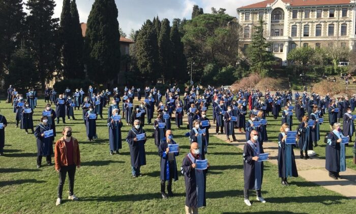 Dikilme eylemi yapıp, derslere girmeyen akademisyenlerin maaşı da 9 bin 416 lira oldu!.