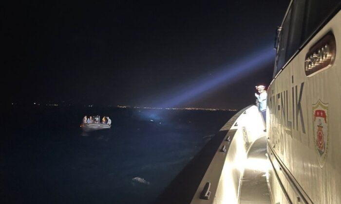 Aydın açıklarında Yunanistan unsurlarınca Türk Kara Sularına geri itilen 14 göçmen kurtarıldı!.