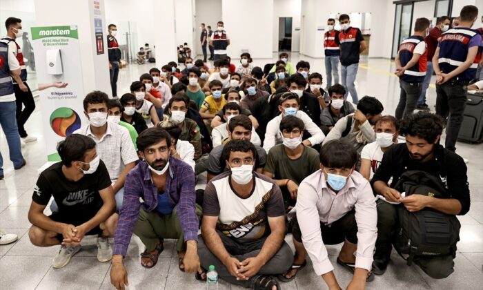 7 ayda 37 bin düzensiz göçmen sınır dışı edildi!.