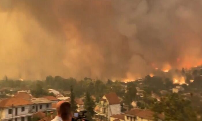 Atina yönetimi yangınlara müdahale edemiyor! Eğriboz Adası’nda korkutucu görüntüler…