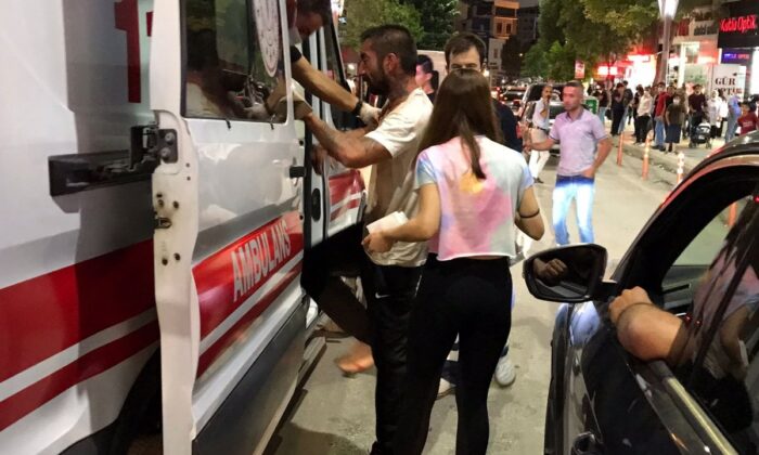 Elazığ’da bıçaklı kavga! 2 yaralı..