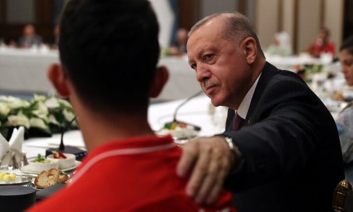 Cumhurbaşkanı Erdoğan, milli sporcularla bir araya geldi!.
