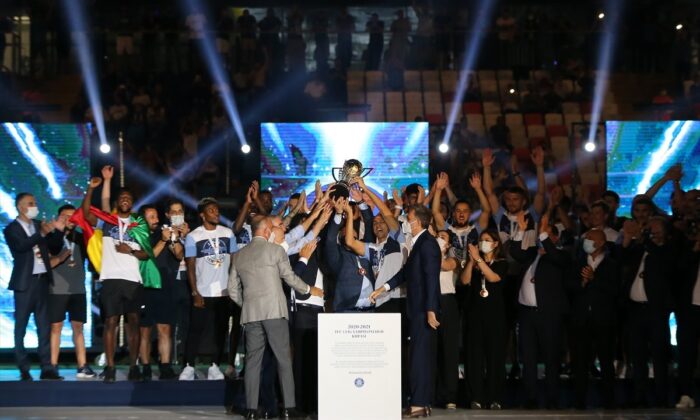 Adana Demirspor şampiyonluk kupasını kaldırdı!.