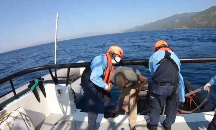 Aydın’da Yunanistan unsurlarınca Türk Kara Sularına itilen 52 düzensiz göçmen kurtarıldı!.