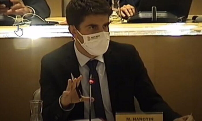 İslam düşmanı şerefsiz özel kalem müdürü görevden alındı!.