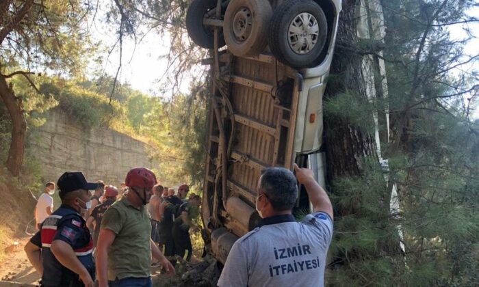 İzmir’de türbe dönüşü feci kaza! 6 ölü, 11 yaralı..