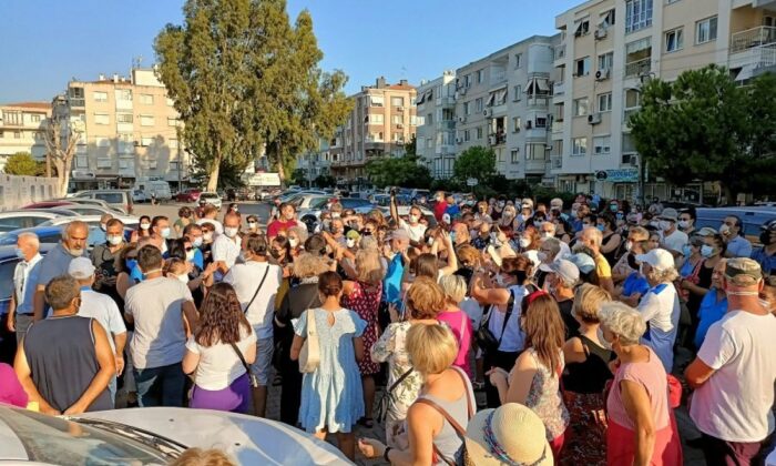 İzmir’de mülteci karşıtı kadınlardan eylem! “Şort giyemeyeceğiz!.”