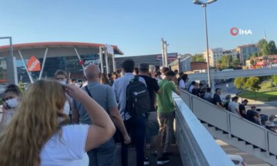 İstanbul’da ulaşım çilesi! Metrobüs bozulunca duraklarda yoğunluk oluştu!.