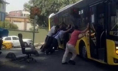 İstanbul’da ulaşım rezaleti devam ediyor! Bayrampaşa’da yolda asılı kalan otobüsü vatandaşlar itti!. (video haber)