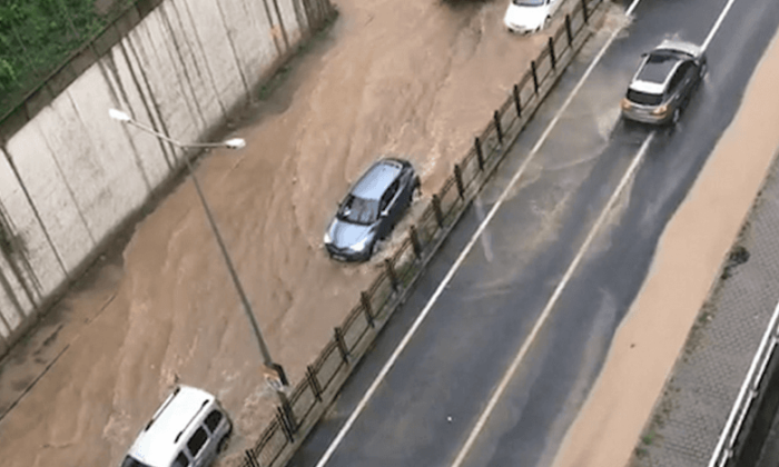 Rize’de sağanak yağış nedeniyle karayolu trafiğe kapandı!.