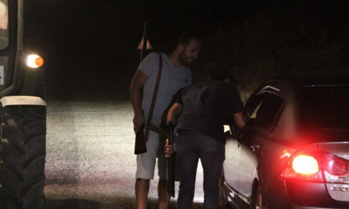 Manavgat’ta silahla nöbet tutan vatandaşları jandarma uyardı!.