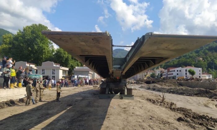 MSB’nin sel bölgesine gönderdiği yatay kaydırmalı köprü tankı kuruldu!.