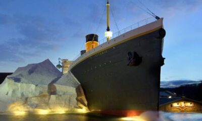 Titanik’in buzdağı ziyaretçilerin üzerine devrildi!.