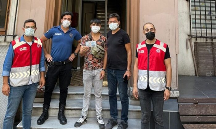 Bu taksici başka! Turistin aracında unuttuğu 20 bin lirayı sahibine ulaştırdı!.