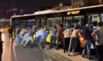 İstanbullunun ulaşım çilesi bitmiyor! Refüjde asılı kalan otobüsü yolcular itti!.